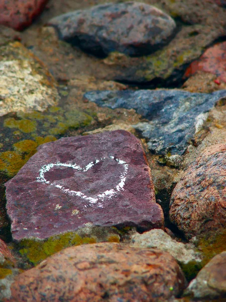 bir taş üzerine çizilmiş kalp işareti