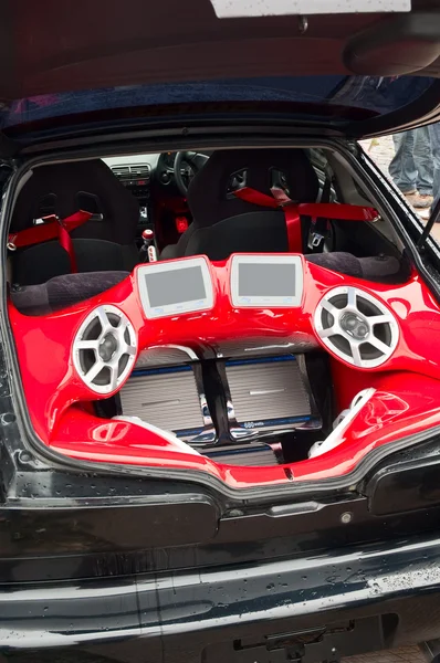 アンプ スピーカーと車のトランクに液晶モニターと強力なオーディオ システム ストック写真