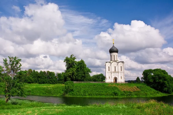 Εκκλησία Της Παρέμβασής Της Θεοτόκου Προς Τον Ποταμό Nerl Ρωσικά Εικόνα Αρχείου