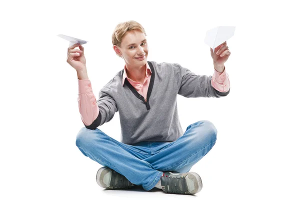 Homem feliz jogando um avião de papel — Fotografia de Stock