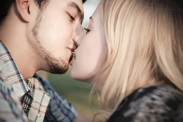 英俊的男人正在给一枚戒指他的女友接吻的时候 — 图库照片