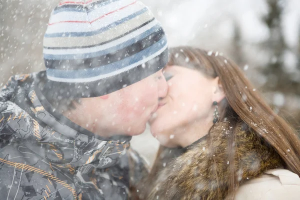 Beijo Inverno Adolescentes — Fotografia de Stock