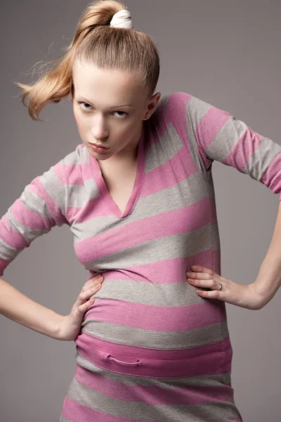 Vacker Modell Visar Klänning För Gravid Kvinna — Stockfoto