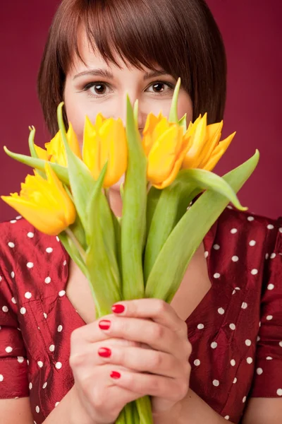 꽃 다발을 가진 여자 — 스톡 사진