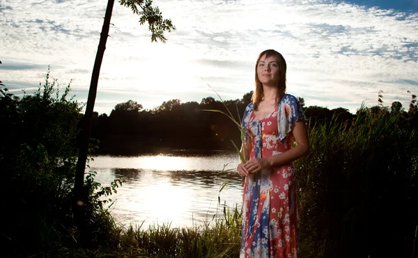 Genç kadın göl yatay — Stok fotoğraf