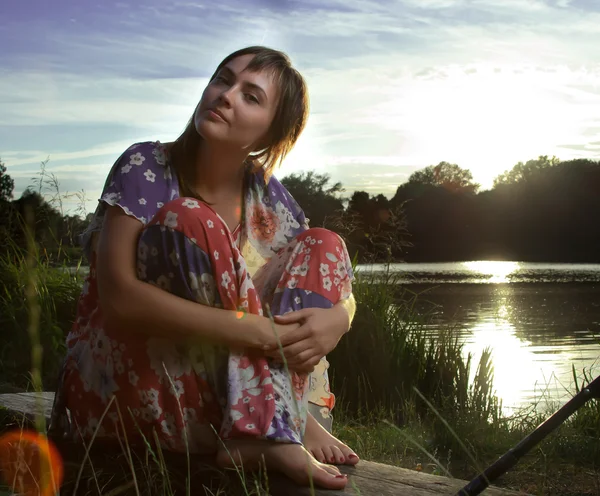 Genç kadın göl yansımalar — Stok fotoğraf