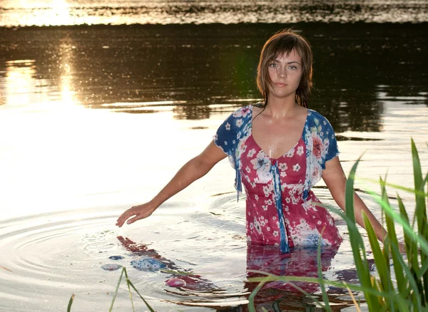 Genç kadın su yatay — Stok fotoğraf