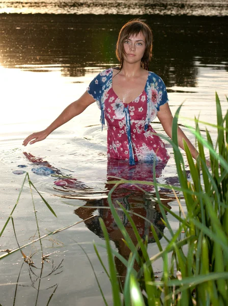 Fiatal nő víz függőleges — Stock Fotó
