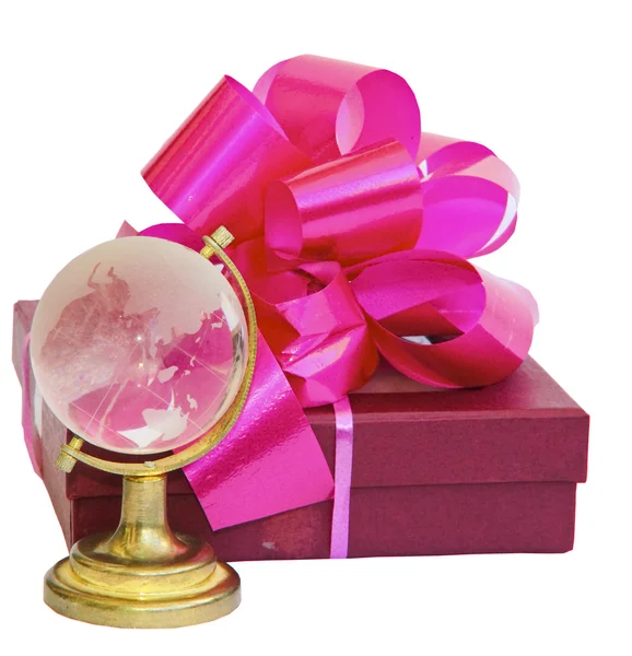 Glas globe and box med en rosett i världen — Stockfoto