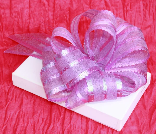 En vacker gåva i en box med en rosett — Stockfoto