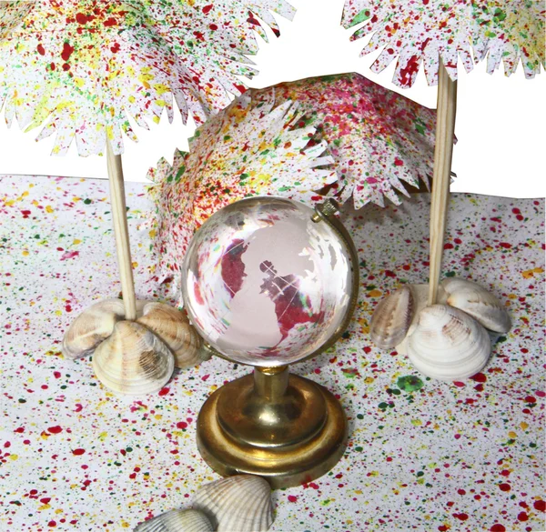 Szkło globe i kolorowe parasole z cockleshells — Zdjęcie stockowe