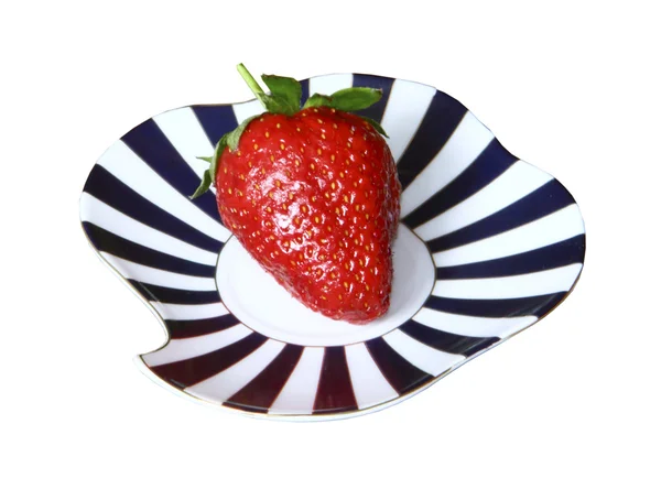 En jordgubbe på en randig tefat på vit bakgrund — Stockfoto