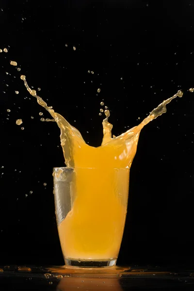 Πιτσίλισμα Από Ένα Ποτήρι Χυμό Από Πορτοκάλι — Φωτογραφία Αρχείου
