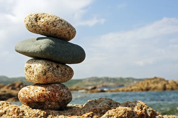 ビーチ禅のコルシカ島の上に石をスタッキング — ストック写真