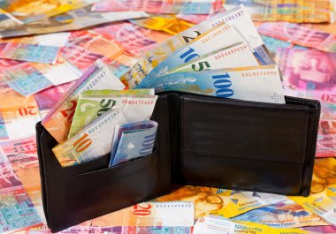 diğer İsviçre Frankı para ile bir zemin üzerinde duran İsviçre Frangı, cüzdanımı