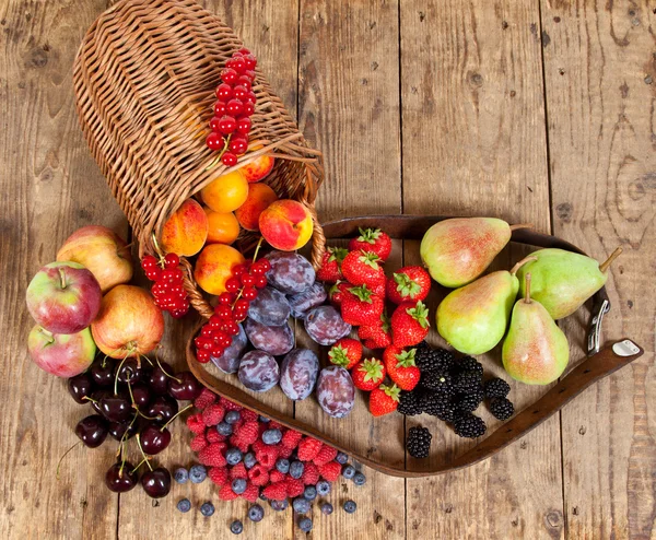 Frutas Temporada Recién Cosechadas Con Una Cesta Una Mesa Madera — Foto de Stock