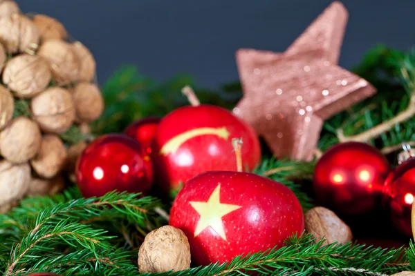 Два Красных Яблока Рождественской Звездой Нем Орнаментом Орехов Звездой — стоковое фото