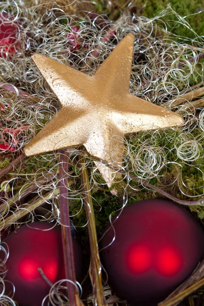 Золотая Рождественская Звезда Двумя Красными Шариками Украшении — стоковое фото