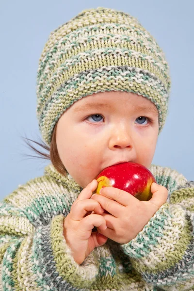 Ung pojke äter ett äpple — Stockfoto