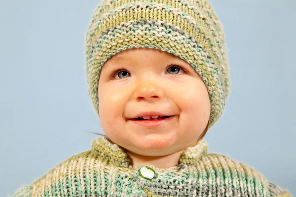 Ung Pojke Vinter Isolerade Studio Med Baby Blu Bakgrund — Stockfoto