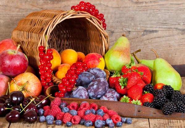 Uma Cesta Frutas Frescas Com Frutas Europeias Verão — Fotografia de Stock
