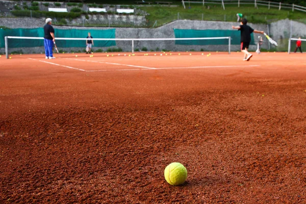 Los Niños Juegan Tenis Una Bola Solitaria Yace Frente Ellos Fotos De Stock