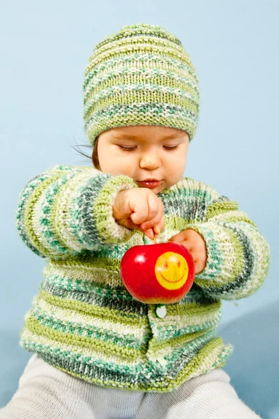 Ein Kleiner Junge Isst Einen Lächelnden Apfel — Stockfoto