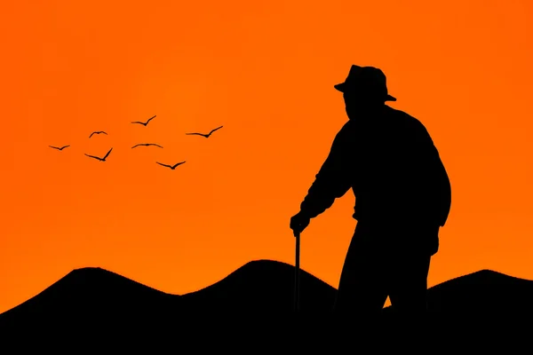 Vecchio che cammina al tramonto — Foto Stock