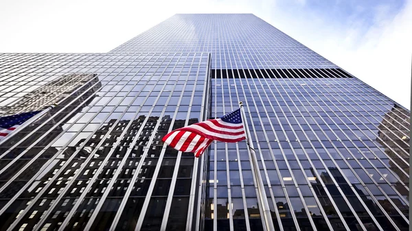 Vlag Van Verenigde Staten Van Amerika Voor Het Kantoorgebouw — Stockfoto