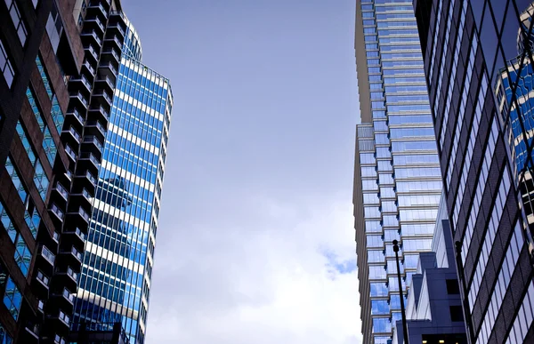Mavi Gökyüzü Bulutlar Cam Ofis Binaları Yansıtan — Stok fotoğraf