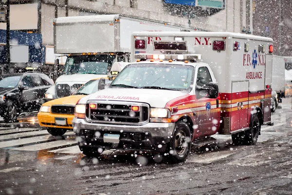 Carro de ambulância em nevasca — Fotografia de Stock