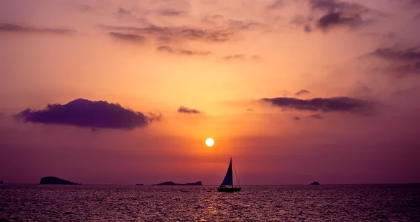 Barca a vela al tramonto — Foto Stock