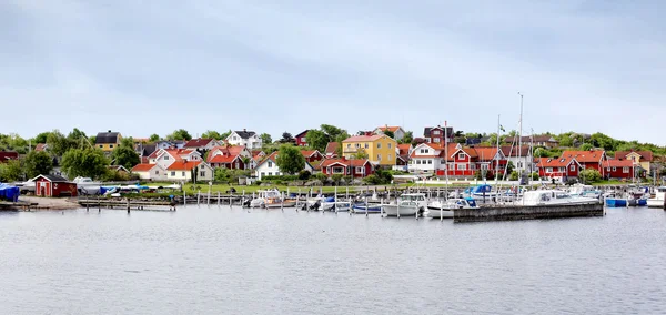 Pequeño pueblo típico de pescadores suecos — Foto de Stock