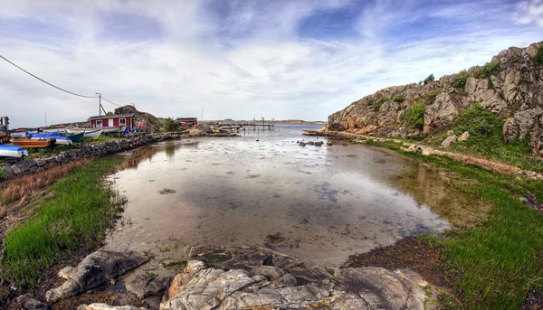 Типичная маленькая шведская рыбацкая деревня — стоковое фото