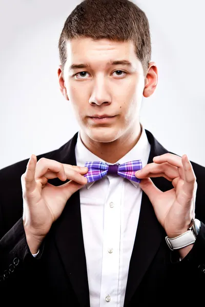 Anak muda dengan dasi tuxedo memperbaiki busur — Stok Foto