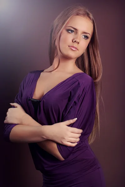 Красива блондинка модель в фіолетових тонах — стокове фото