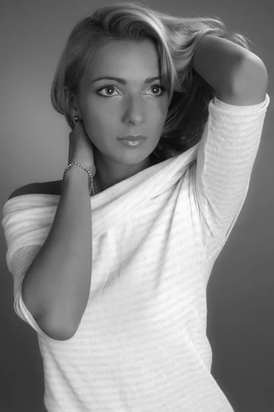 Красива молода жінка в чорно-білому — стокове фото