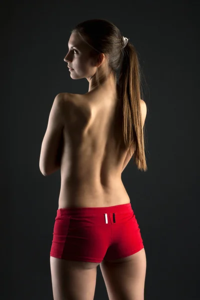 Het meisje in rood broek kosten — Stockfoto