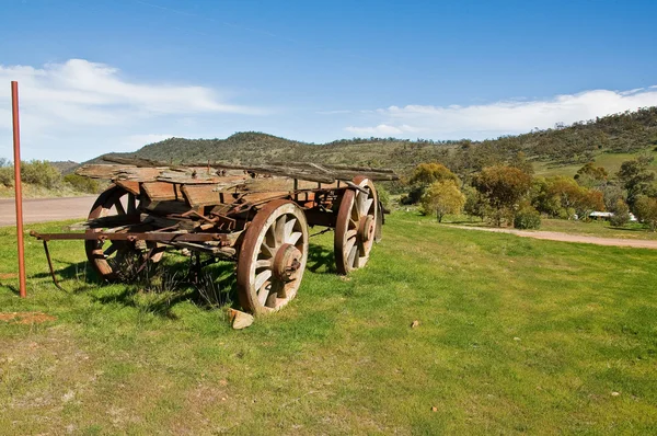旧ワゴン次にオーストラリアの風景の農場 — ストック写真