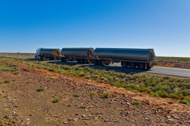 Avustralya outback, Avustralya büyük bir yol trenle