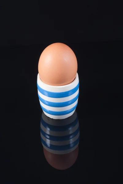 Ізольована яйце в Eggcup — стокове фото