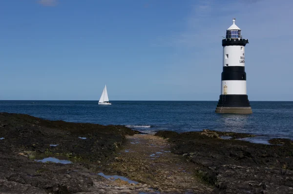 Penmon Point Lighthouse and Boat — Stock Photo, Image