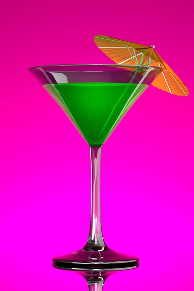 Зеленый тропический коктейль мартини с оранжевым зонтиком — стоковое фото