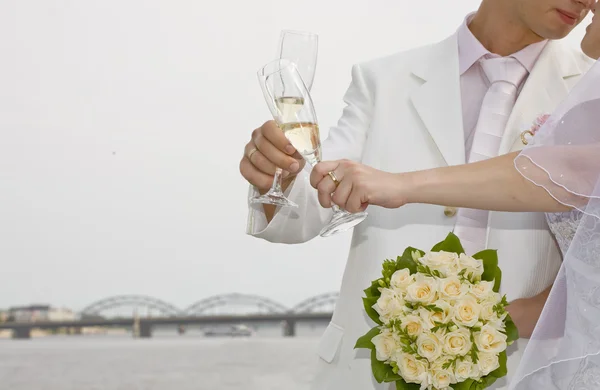 Snoubenec Pohled Nevěstu Držení Sklenic Šampaňského — Stock fotografie