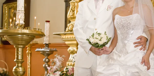 Bruiloft in orthodoxe kerk — Stockfoto