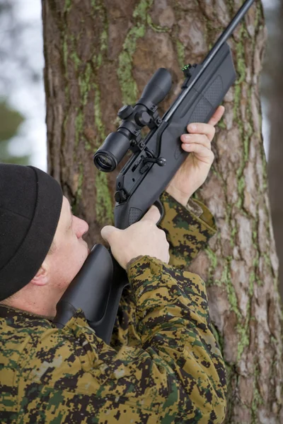 Soldier takes aim above — Stock Photo, Image
