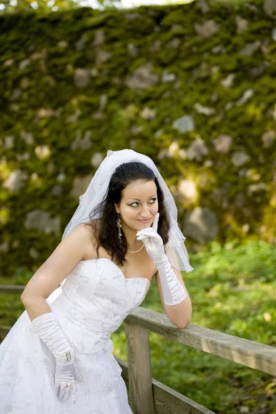 Nadenkend bruid wacht de bruidegom — Stockfoto