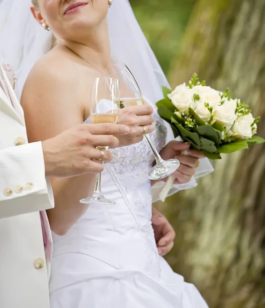 Braut und Verlobter halten Hochzeitsglas — Stockfoto