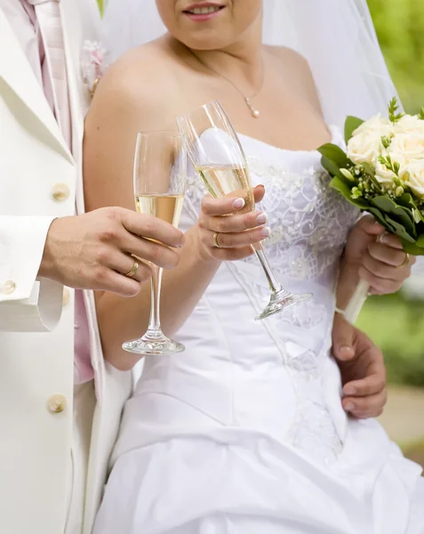 Braut und Verlobter klirren mit Gläsern — Stockfoto
