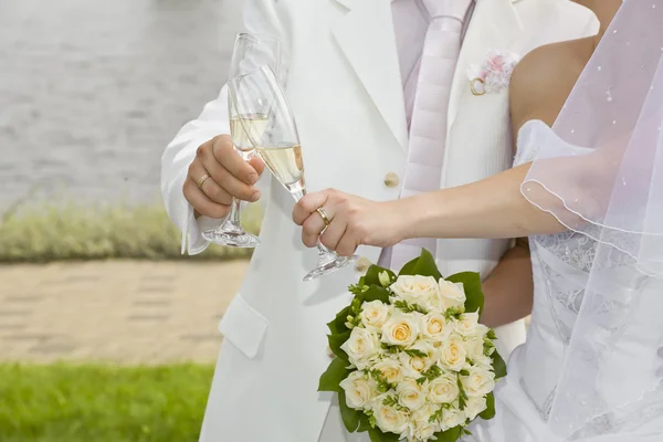 Szampan w just żonaty para okularów — Zdjęcie stockowe